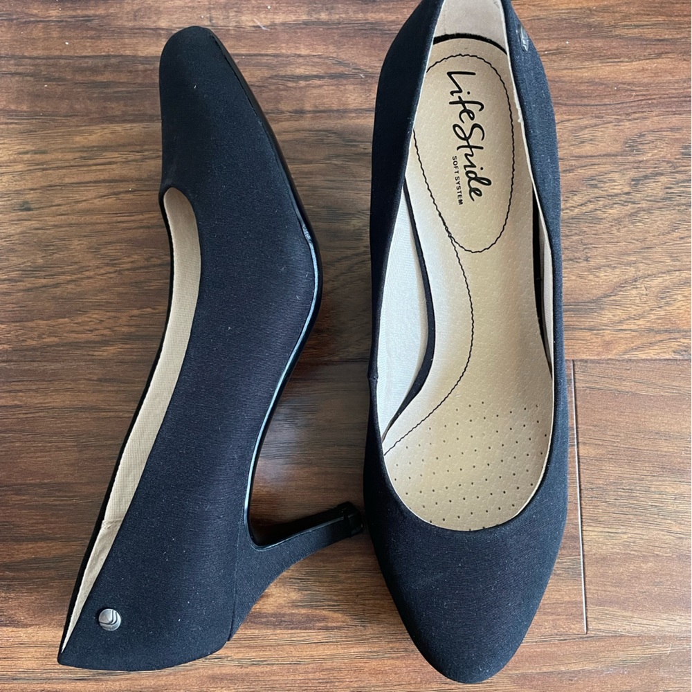 Life Stride Black Round Toe Parigi Pumps Wide Width